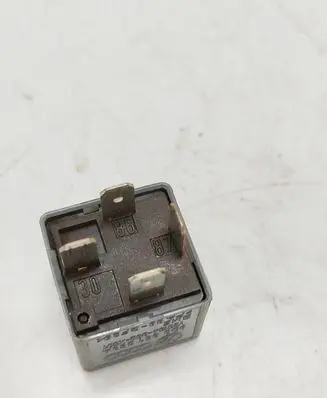 Volkswagen PASSAT B5 Other relay 8D0951253A