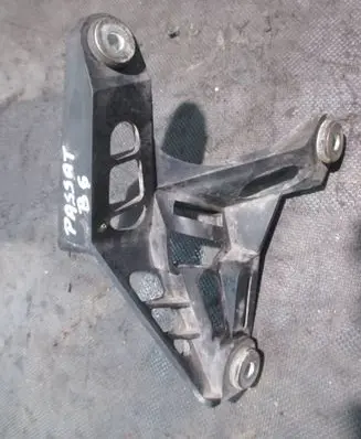 Volkswagen PASSAT B6 Gear shift cable bracket 1K0711789G