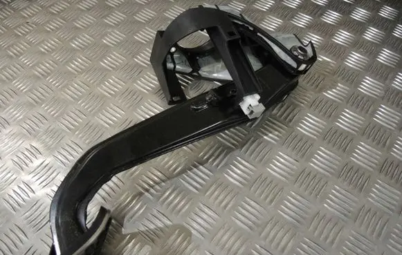 Mercedes-Benz CLS C218 X218 Brake pedal 2042902101