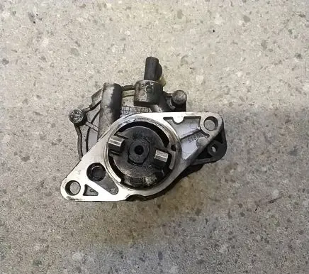 Opel Corsa D Vacuum pump 73501167 05T125 72902400