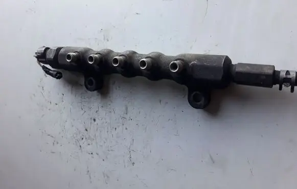 Toyota Avensis T250 Fuel distributor 