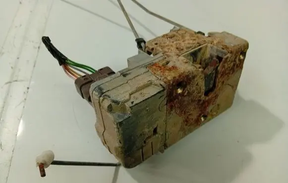Peugeot 206 Front door lock 