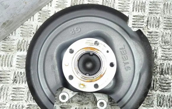 Rear wheel hub