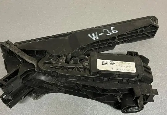Volkswagen Touran I Accelerator throttle pedal 1T1721503H 6PV00868900 074006