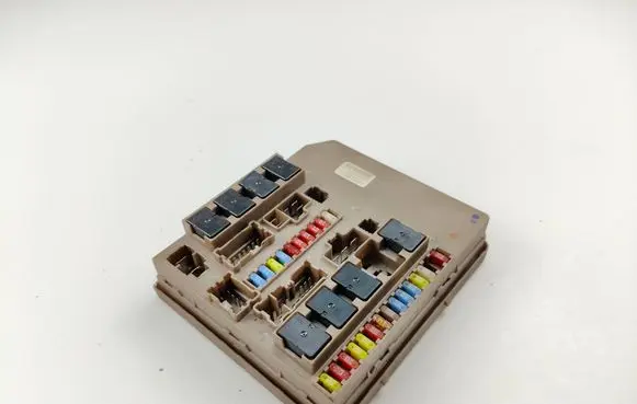 Renault Clio III Fuse module 674661A