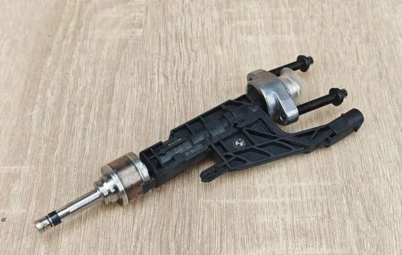 BMW 5 G30 G31 G38 Fuel injector 8656548