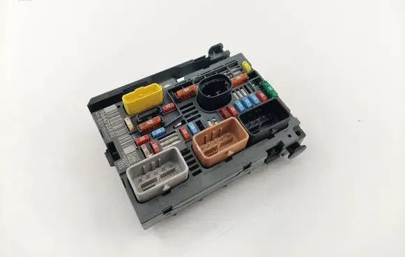 Citroen C4 Grand Picasso Fuse module 9664705880