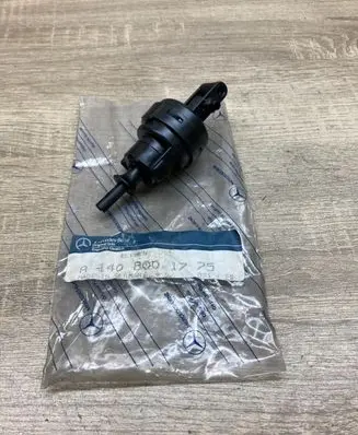Mercedes-Benz S W140 Central locking vacuum pump A1408001775