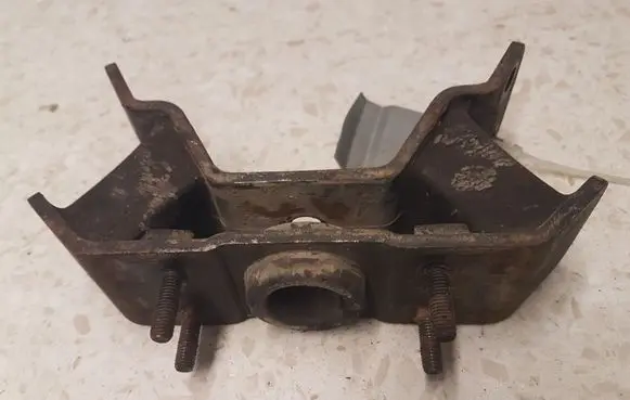 KIA Sorento Engine mount bracket