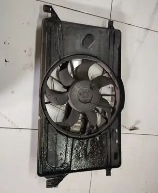Mazda 3 I Radiator cooling fan shroud 0130307075