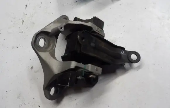 Mazda CX-3 Engine mounting bracket