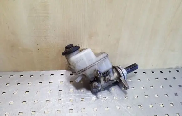 Toyota RAV 4 (XA30) Master brake cylinder