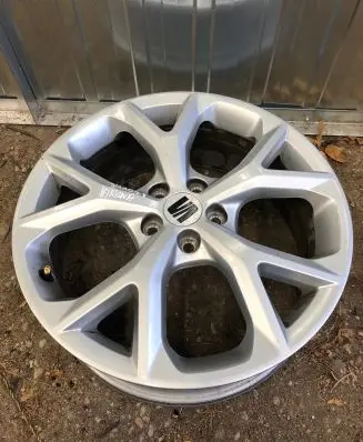Seat Arona R17 alloy rim 