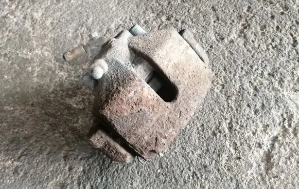 Volkswagen PASSAT B6 Front brake caliper