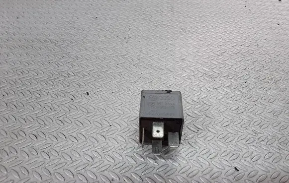 Volkswagen PASSAT B5 Other relay 8D0951253A