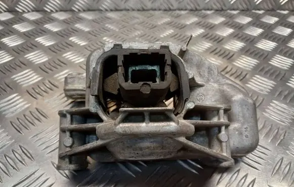 Engine mount bracket