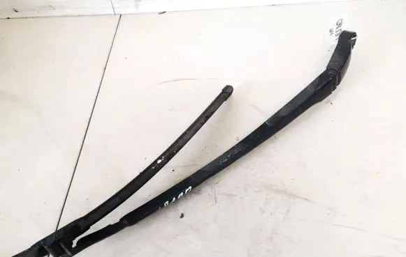 Volkswagen Touareg I Front wiper blade arm