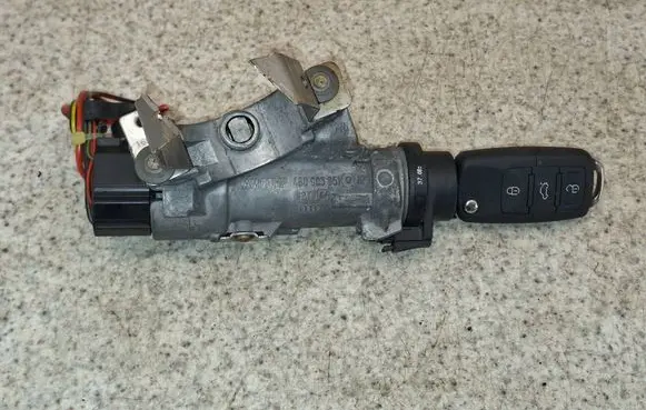 Seat Ibiza IV (6J,6P) Ignition lock 4B0905851