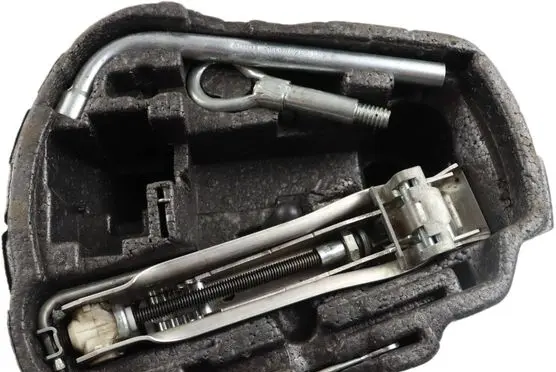 Volkswagen Golf IV Tool box 1J0012115