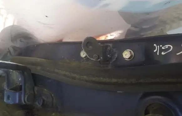 Hyundai Lantra I Rear door check strap stopper