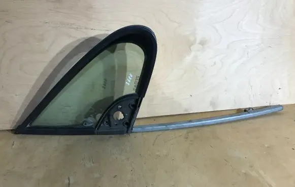 Peugeot 307 Front vent window/glass (coupe) 