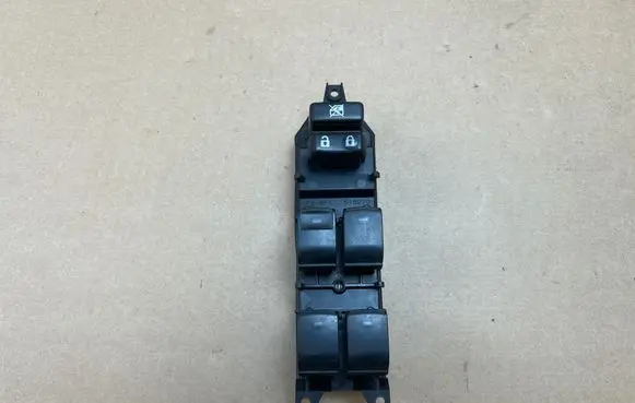 Toyota Prius (XW30) Electric window control switch 8404033100