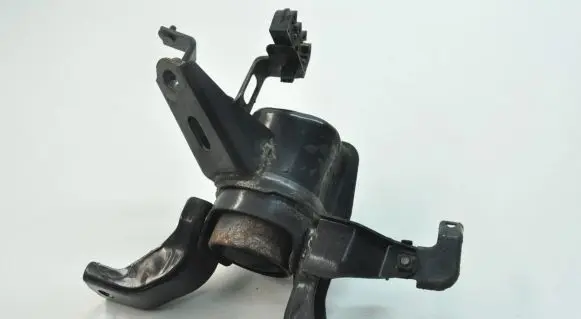 Toyota Auris 150 Engine mount bracket