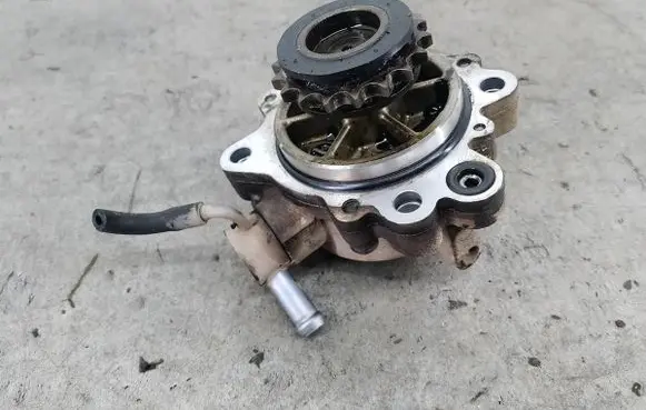 Mazda 6 Vacuum pump R2AA18600