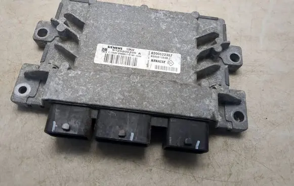Renault Clio III Engine control unit/module 8200522357 S120200105A 8200510536