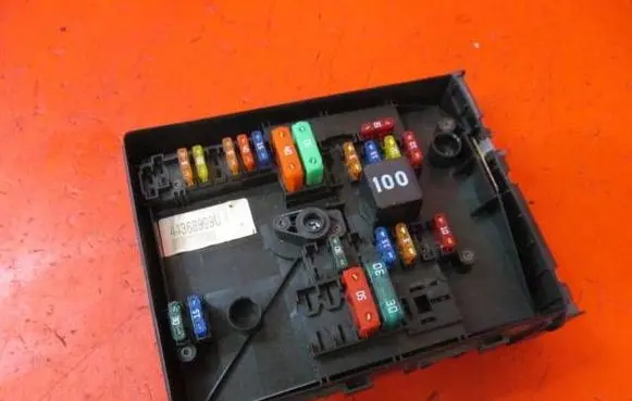 Volkswagen Golf VI Fuse box set 1K0937125D