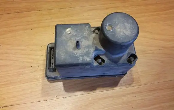 Audi 80 90 S2 B4 Central locking vacuum pump 443862257D