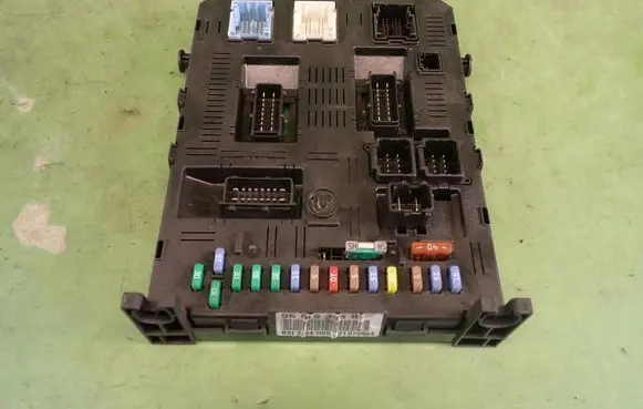 Citroen C4 I Fuse module 9656530580