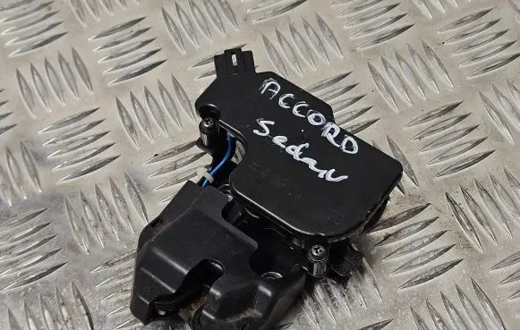 Loading door lock