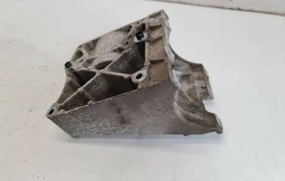Ford Focus A/C compressor mount bracket 026XC 4M50190624CC