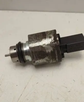 Volkswagen PASSAT B6 Fuel pressure regulator 48B13640A02 5WS40730