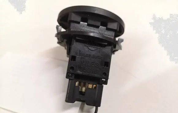 Nissan X-Trail T30 Hazard light switch 06016