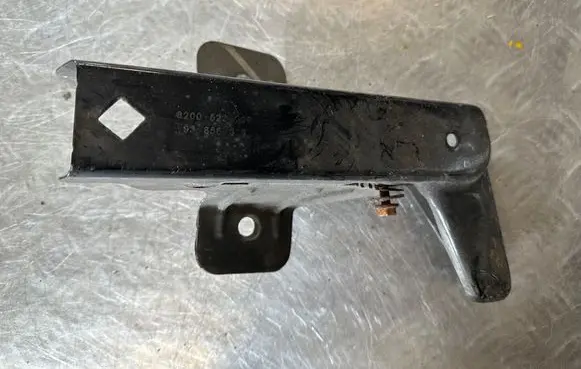 Renault Trafic II (X83) Fender mounting bracket 8200523290