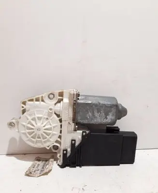 Volkswagen Golf IV Front door window regulator motor 9770101434203