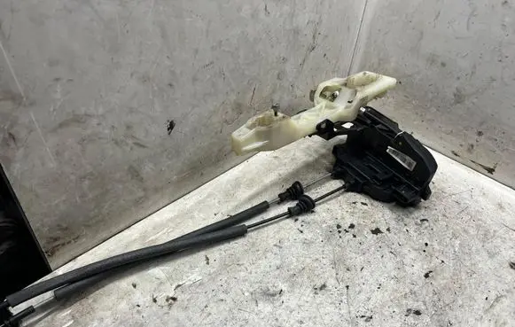 Hyundai Santa Fe Front door lock 813102B070