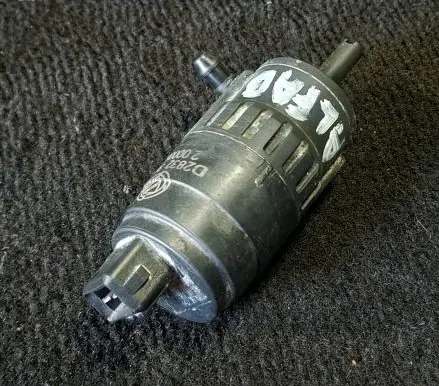 Alfa Romeo 159 Windscreen/windshield washer pump D28323813 00006328