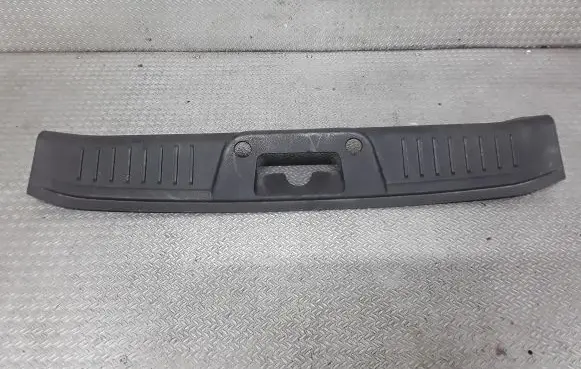 Trunk/boot sill cover protection