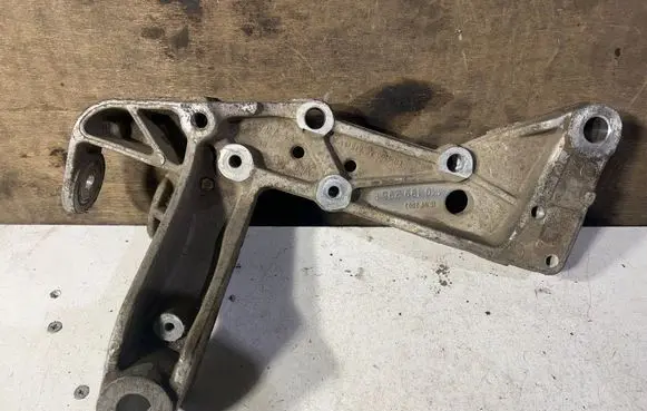 Skoda Octavia Mk2 (1Z) Engine mounting bracket 1K0199295F