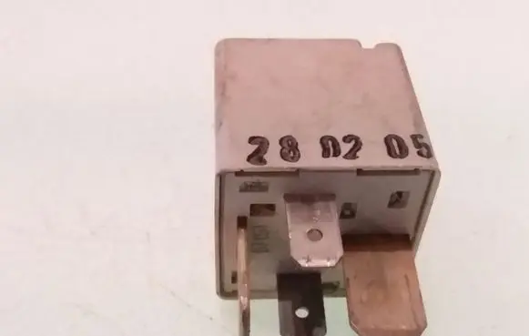 Volkswagen PASSAT B5 Other relay 8D0951253 370