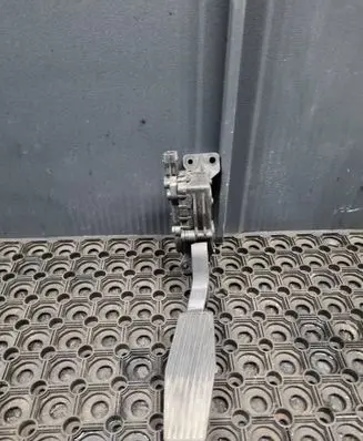 Accelerator throttle pedal