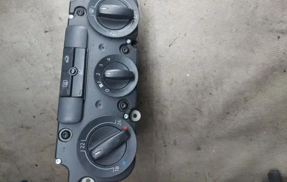 Volkswagen Touran I Climate control unit 01768065