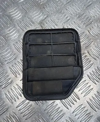 Quarter panel pressure vent