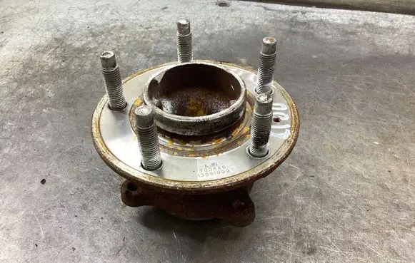 Opel Zafira C Rear wheel hub 13591999 7038A6