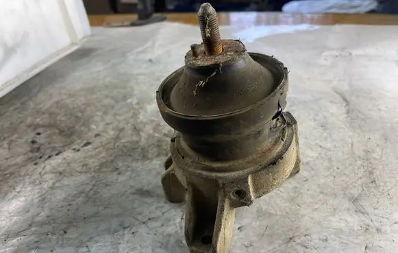 Hyundai Santa Fe Engine mount bracket