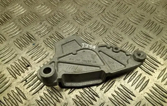 Mercedes-Benz CLA C118 X118 Engine mounting bracket A2822005700