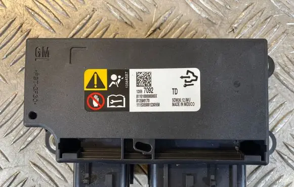 Opel Insignia A Airbag control unit/module 13597092 8110100000000X 812586170